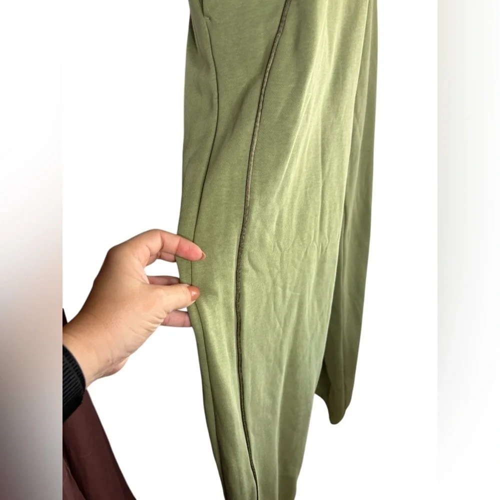 Nike Air Women's Mid-Rise Fleece Joggers size M green preloved no flaws.